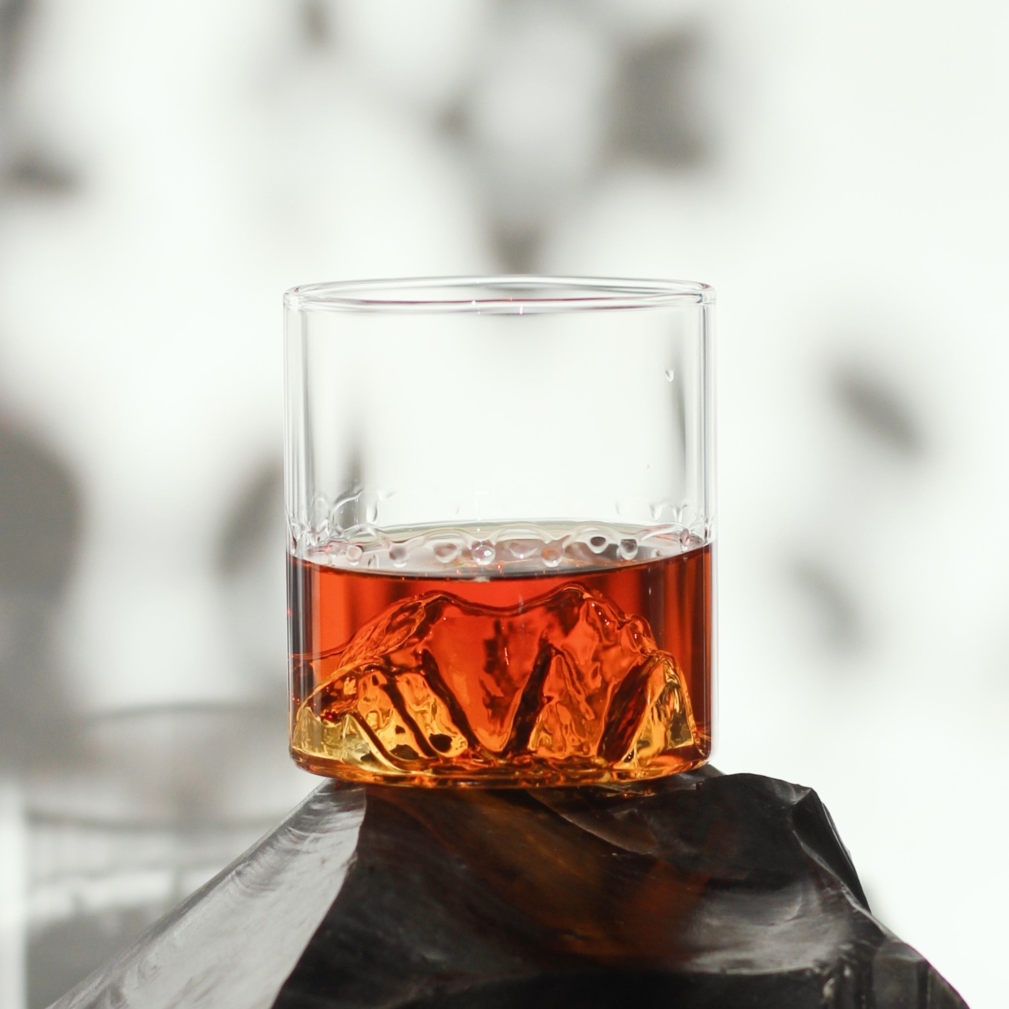 The Khustup Mountain Glass —The Legend of Syunik