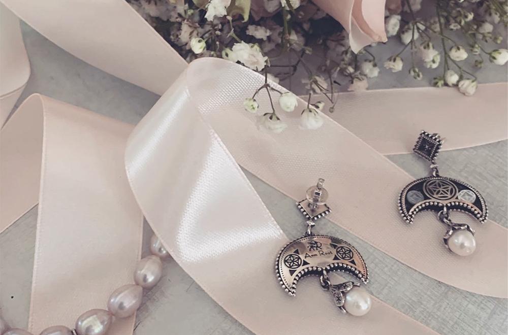 Arm Root Silver Queen Earrings with Pearl