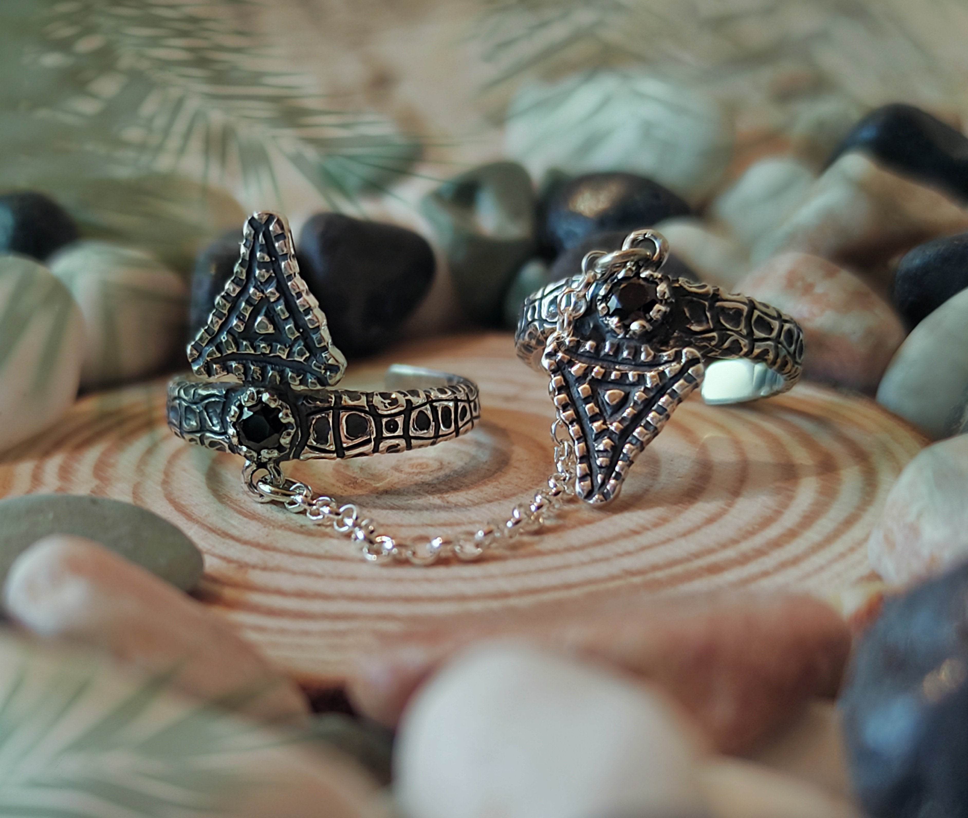 Nazani Silver Chain Ring with Onyx