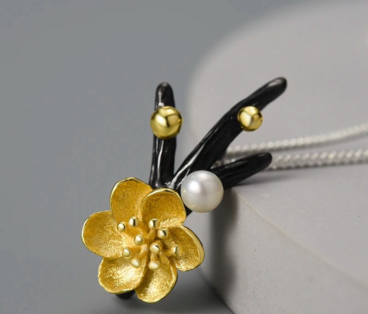 Flower Necklace with Pearl